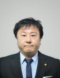堅持　博